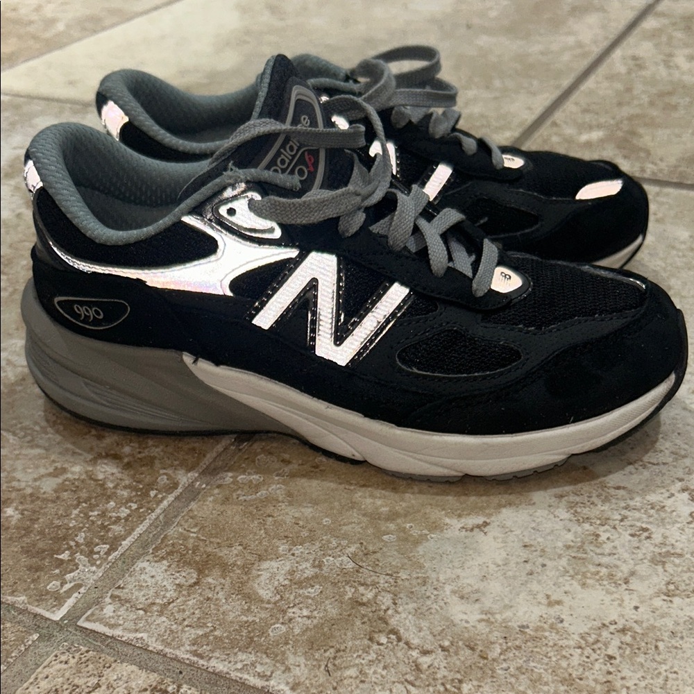 New Balance Women's Black and Gray Sneakers